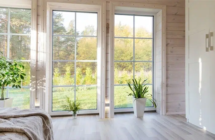 Frisch geputzte bodentiefe Fenster im Schlafzimmer